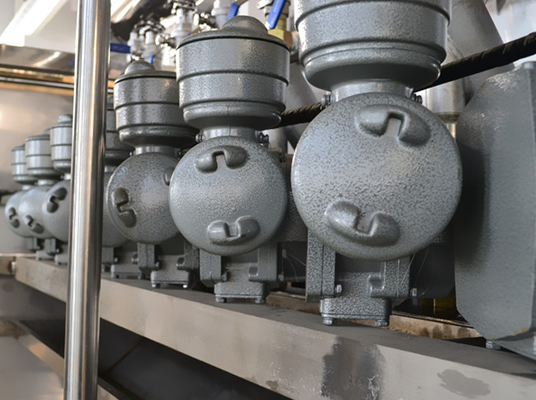 Beverage Filling and Capping Machine , Industrial 5L Liquid Oil Filling Machines for Drinking